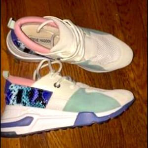 Steve Madden tri color fashion sneakers